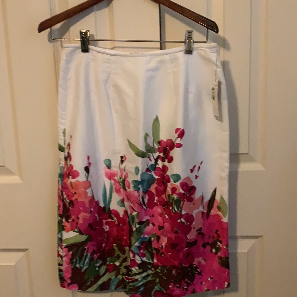 New with tag, pretty summery pencil skirt.